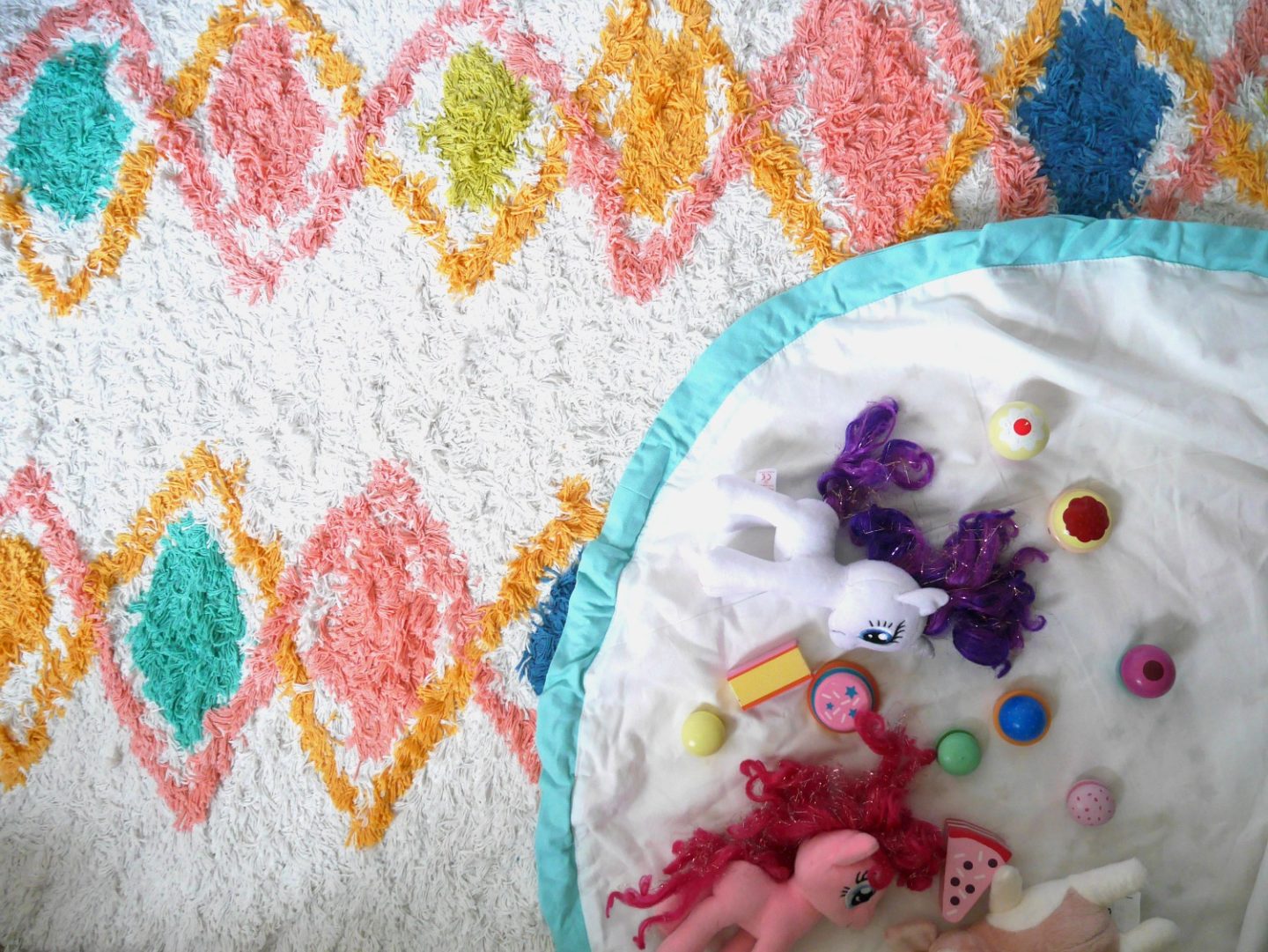 Colourful children's berber rug and Vertbaudet play mat - colourful kids room